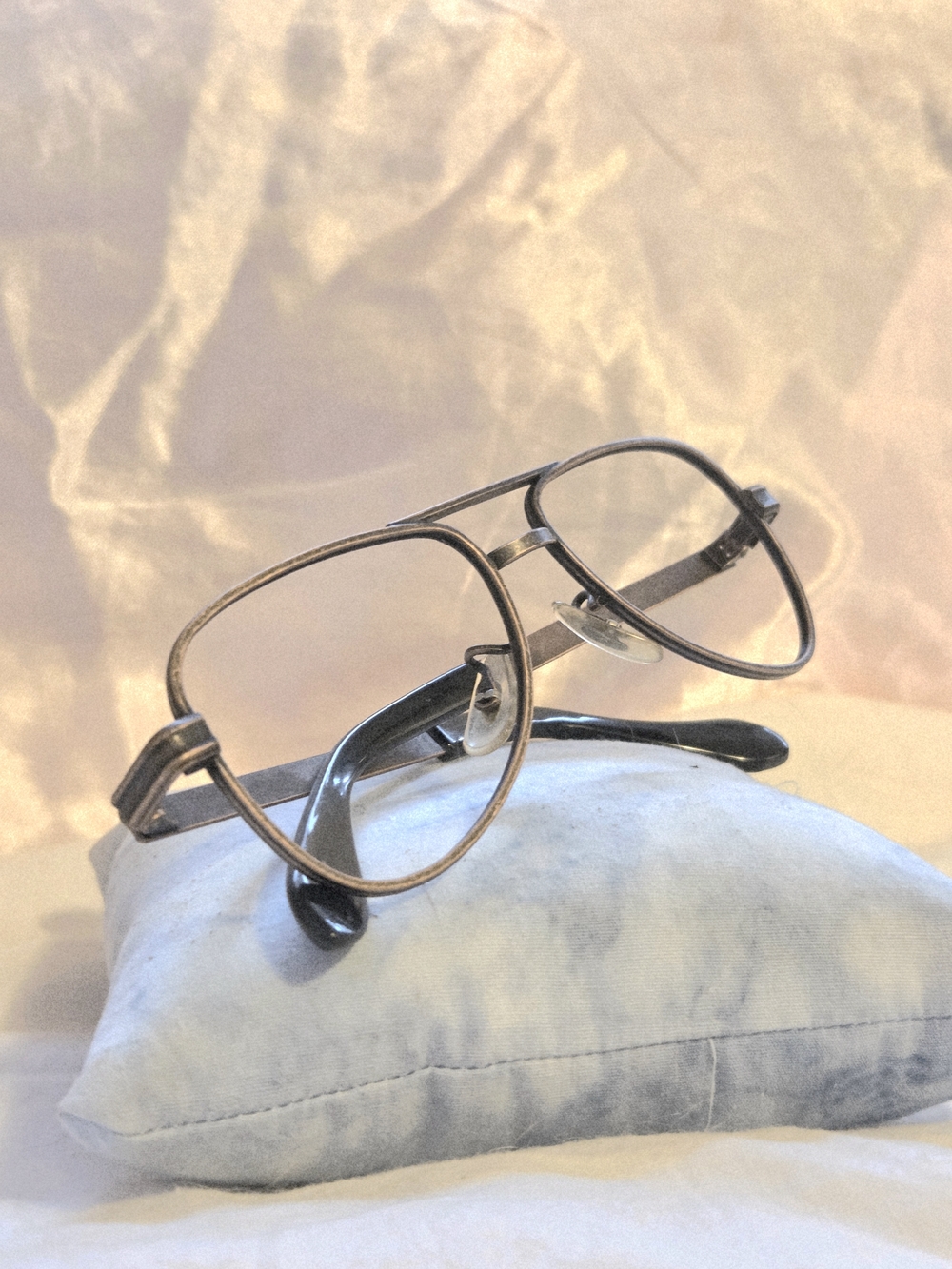 Classic Aviator-Style Metal Glasses in Brushed Gold and Black